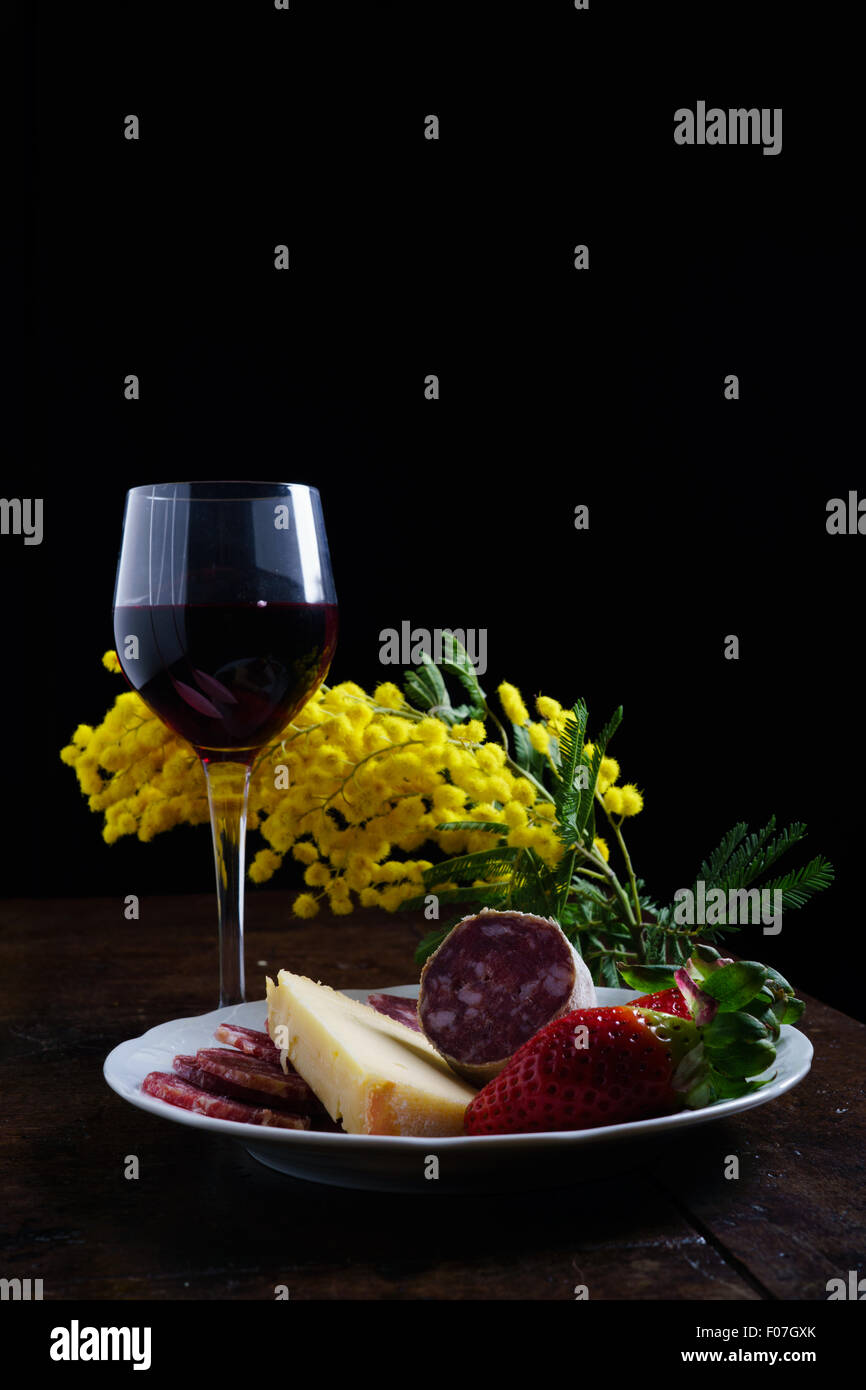 Il cibo italiano e italiano vino rosso su un marrone vecchia tabella Foto Stock