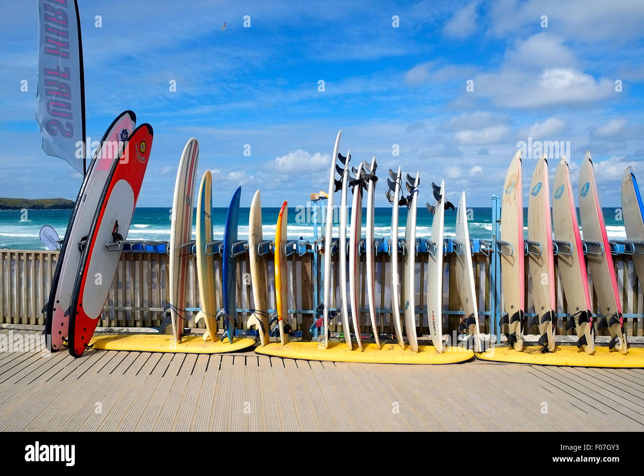 Tavole da surf per noleggio al Fistral Beach in Newquay, Cornwall, Regno Unito Foto Stock