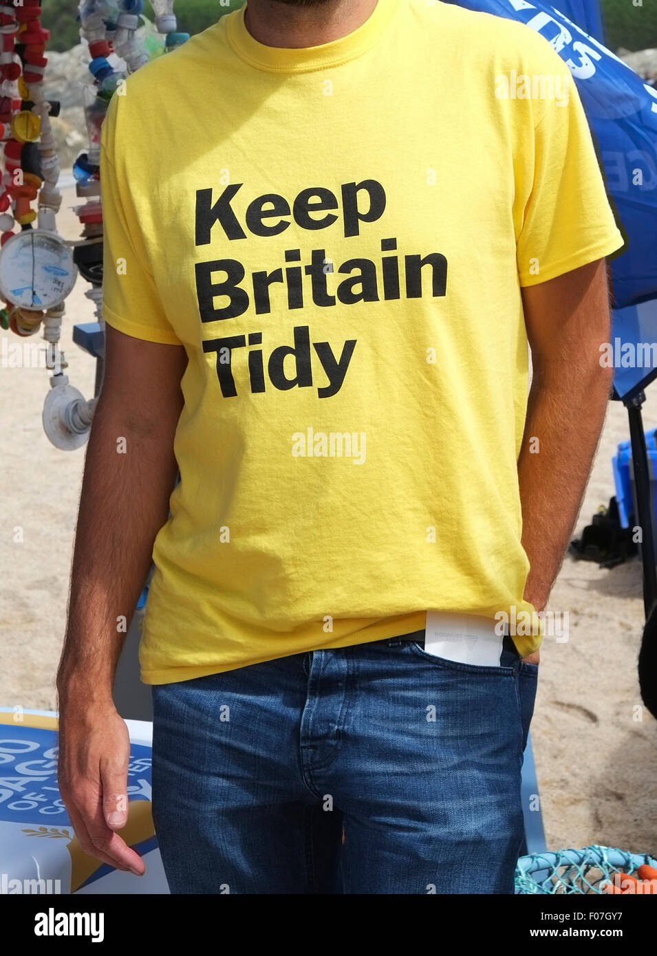 Un uomo che indossa un ' mantenere la Gran Bretagna in ordine ' t shirt Foto Stock