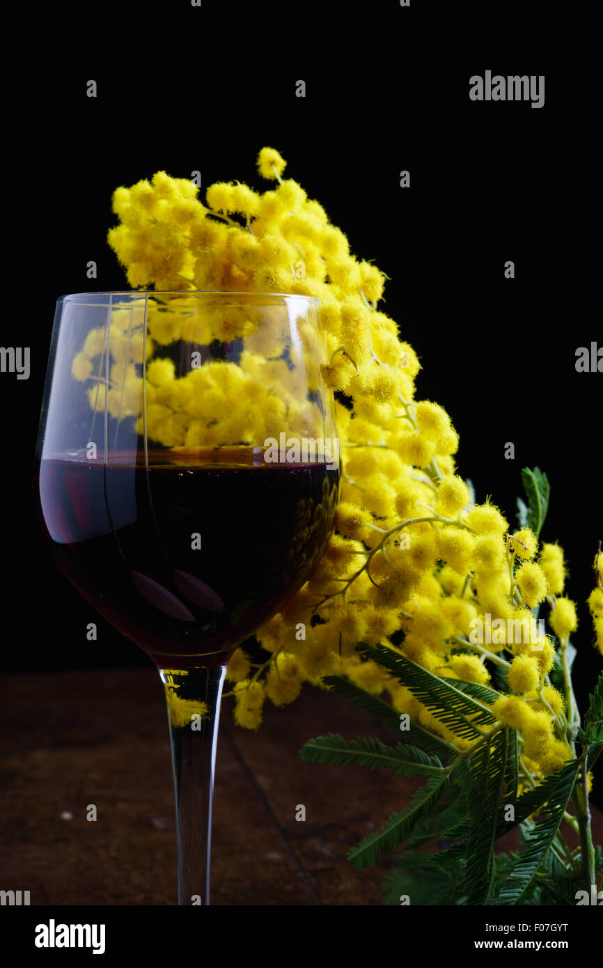 Il cibo italiano e italiano vino rosso su un marrone vecchia tabella Foto Stock