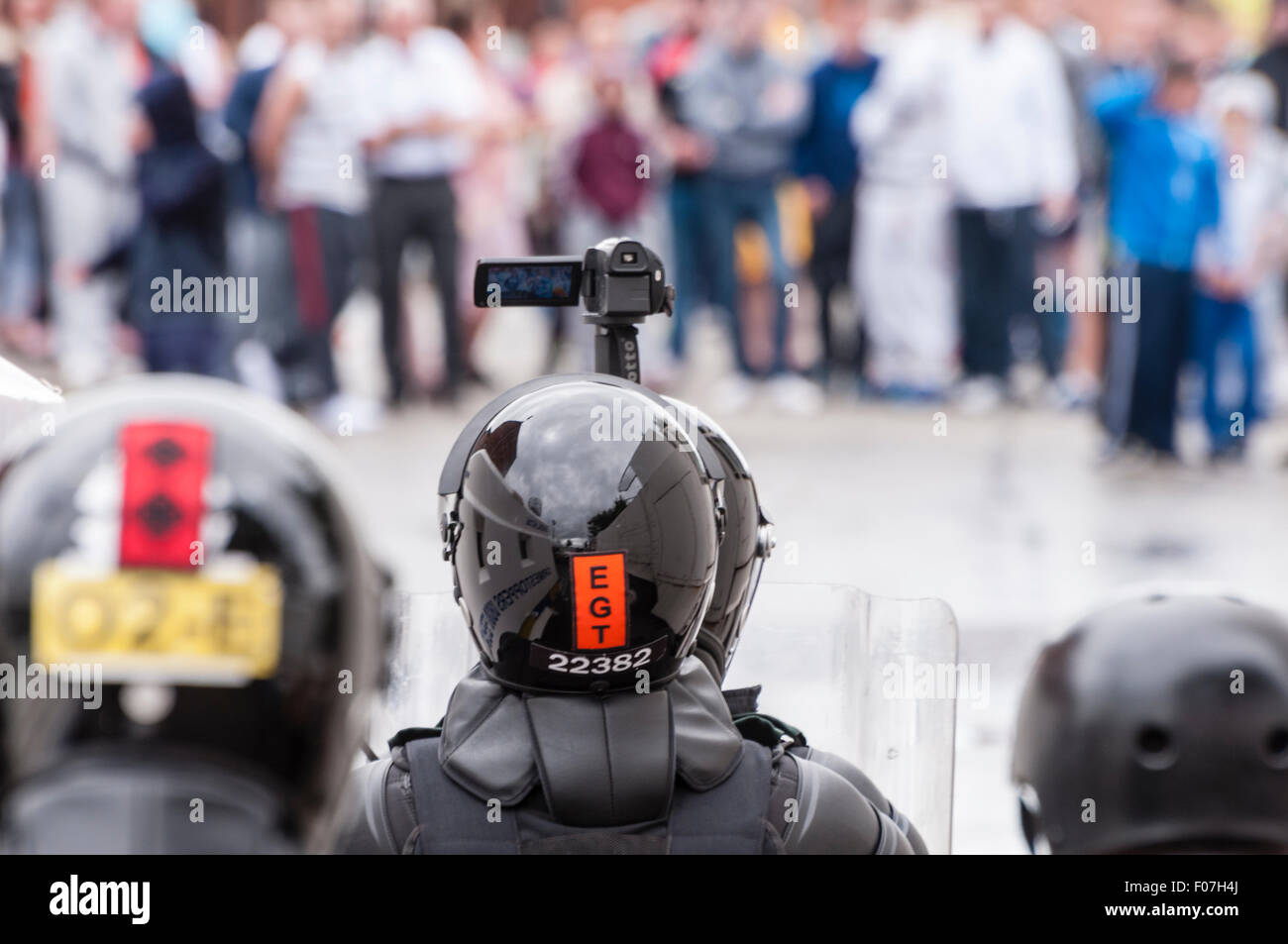 Belfast, Irlanda del Nord. 09 ago 2015 - PSNI ufficiale della raccolta di prove il team (EGT) utilizzare una videocamera per raccogliere prove contro di giovani che erano sommossa contro di loro. Credito: Stephen Barnes/Alamy Live News Foto Stock