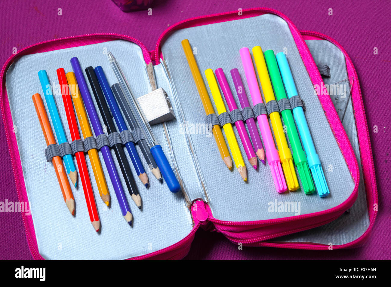 Astuccio scolastico con pennarelli e matite colorate Foto stock - Alamy