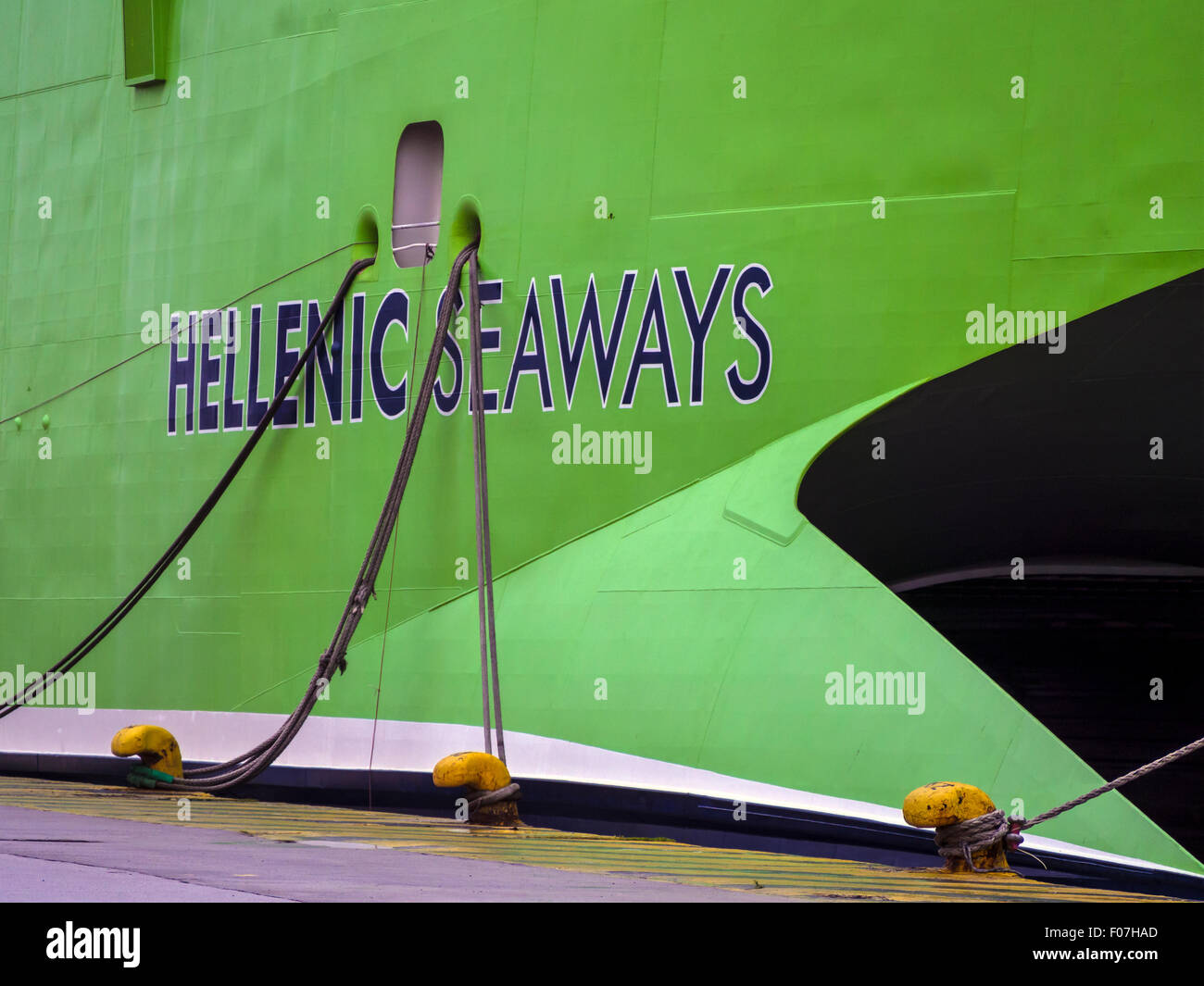 ATENE, GRECIA - 26 MARZO 2015: Dettaglio della nave traghetto greca Hellenic Seaways nel porto del Pireo Foto Stock