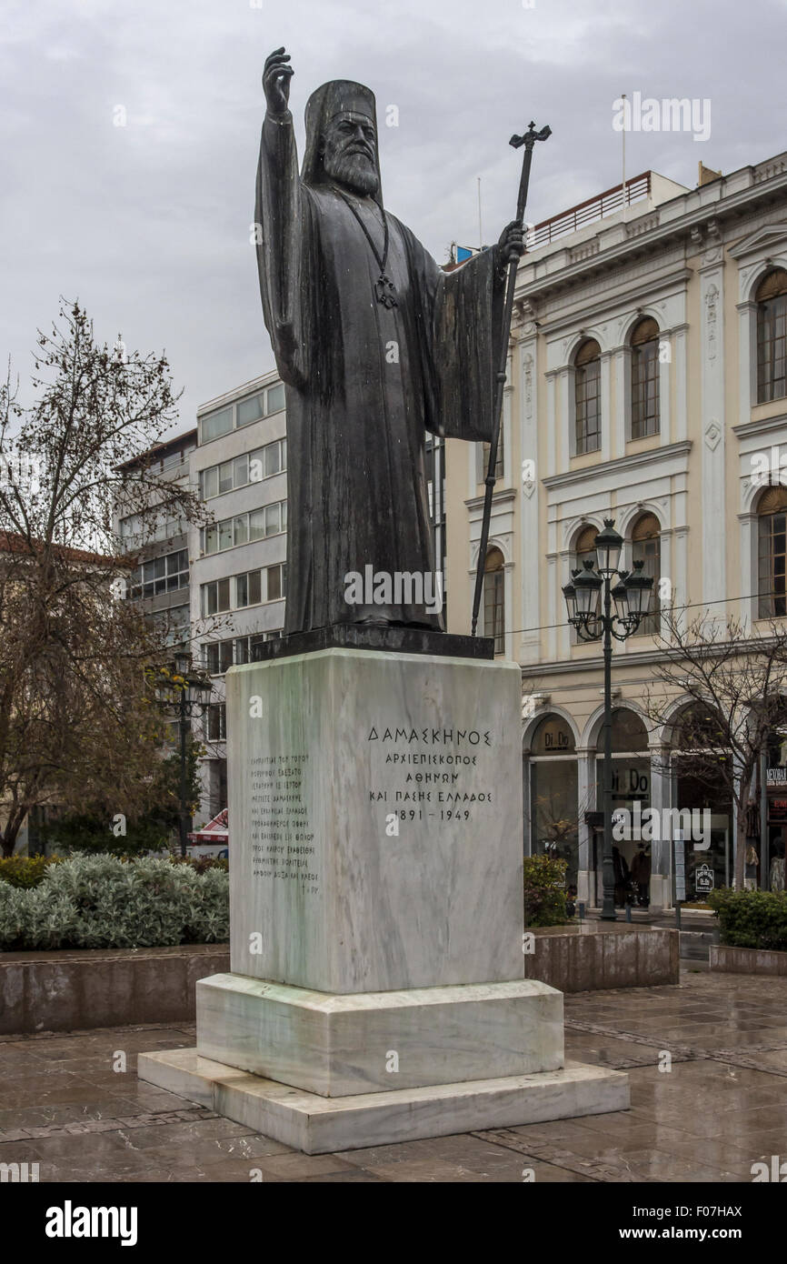 ATENE, GRECIA - 26 MARZO 2015: Statua dell'Arcivescovo Damaskinos Papandreou in Piazza Mitropoleos Foto Stock