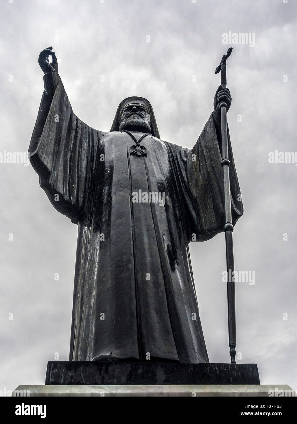ATENE, GRECIA - 26 MARZO 2015: Statua dell'Arcivescovo Damaskinos Papandreou in Piazza Mitropoleos Foto Stock