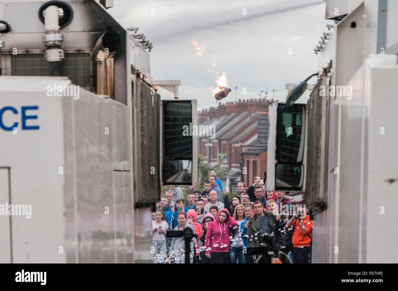 Belfast, Irlanda del Nord. 09 ago 2015 - una bomba di benzina è gettato a PSNI cannone ad acqua e funzionari durante una sommossa situazione Credito: Stephen Barnes/Alamy Live News Foto Stock