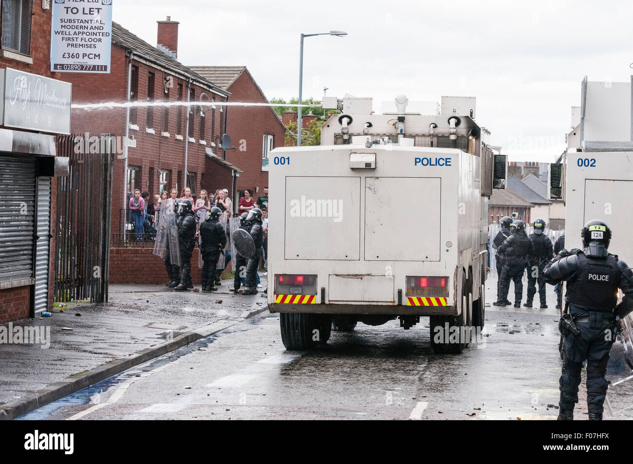 Belfast, Irlanda del Nord. 09 ago 2015 - cannone ad acqua è usata per disperdere i dimostranti verso il basso un vicolo laterale. Credito: Stephen Barnes/Alamy Live News Foto Stock