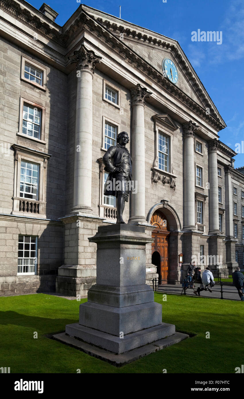 Scultura di Edmund Burke nella parte anteriore del Regency House e il cancello principale, College Green Ingresso al Trinity College di Dublino, Irlanda Foto Stock