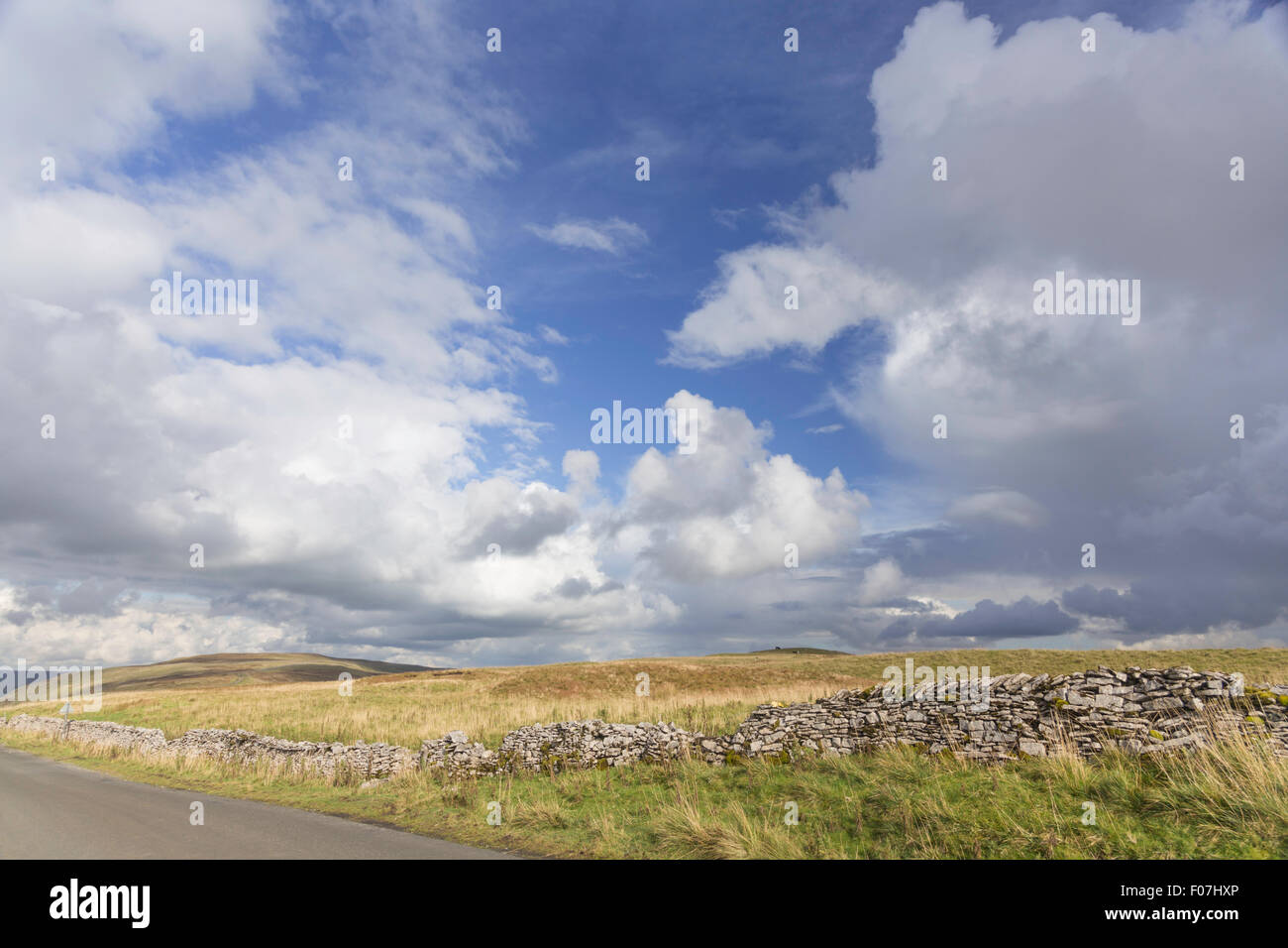 Estate oltre il fells su un altopiano di strada di campagna, Yorkshire Dales National Park, England, Regno Unito Foto Stock