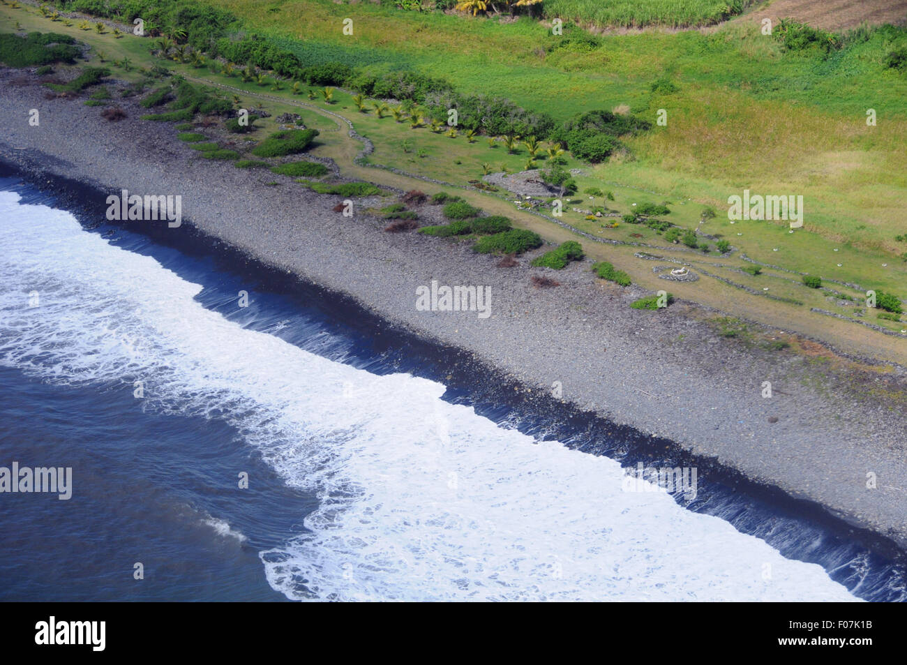 La Reunion. Il 9 agosto, 2015. Foto aeree prese su Agosto 9, 2015 mostra la Saint Andre spiaggia della Francia isola d'oltremare La Reunion nell'Oceano Indiano, dove il primo pezzo di detriti da mancante Malaysian Airlines MH370 è stata trovata. In Francia il 7 agosto ha annunciato che la caccia di più MH370 detriti continuerà per almeno una settimana fuori la Reunion dopo un profilo alare è stato avvistato nei pressi dell'isola. Credito: Zhang Chuanshi/Xinhua/Alamy Live News Foto Stock