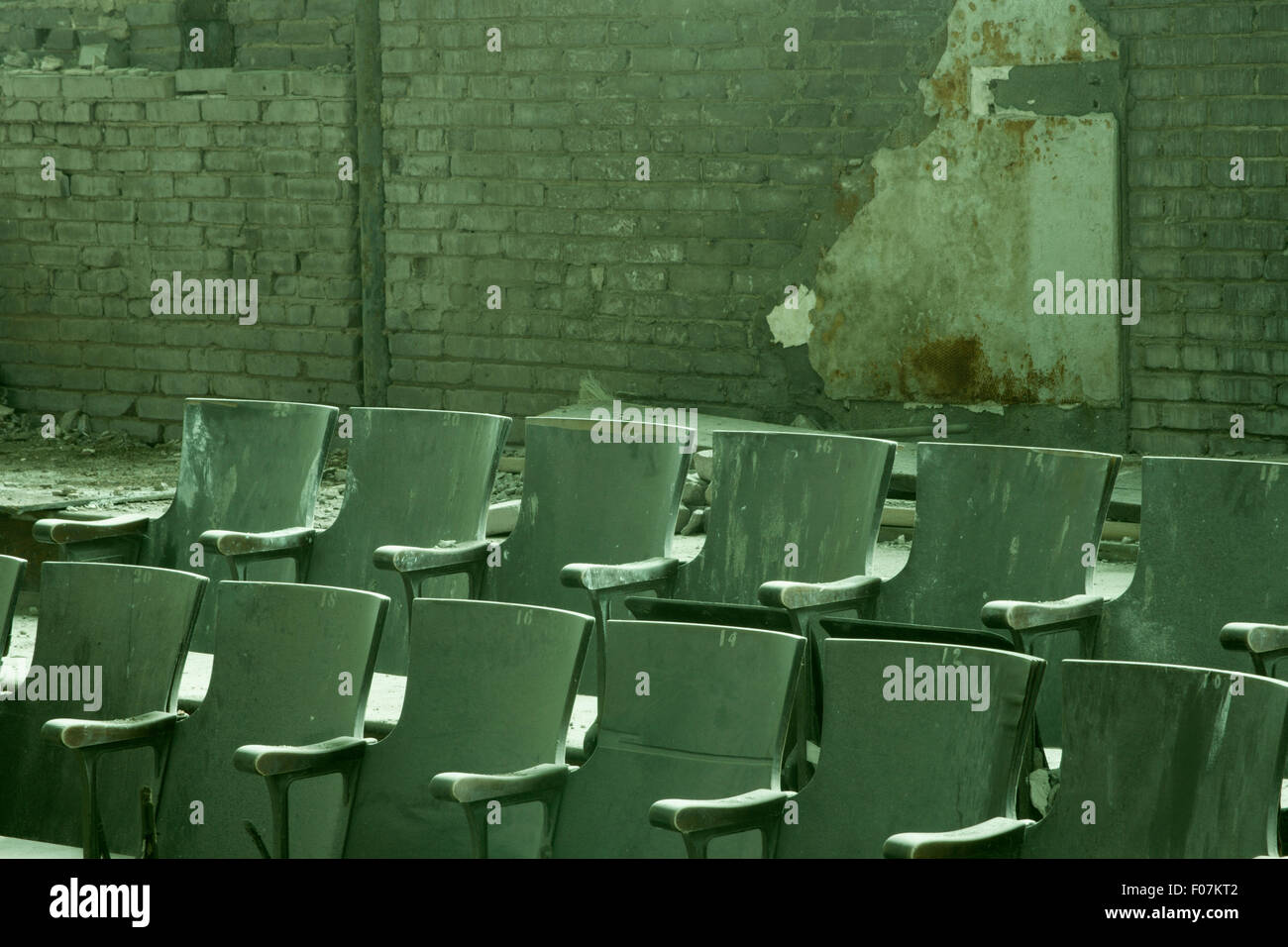 Auditorium sedi nella scuola abbandonata. Foto Stock