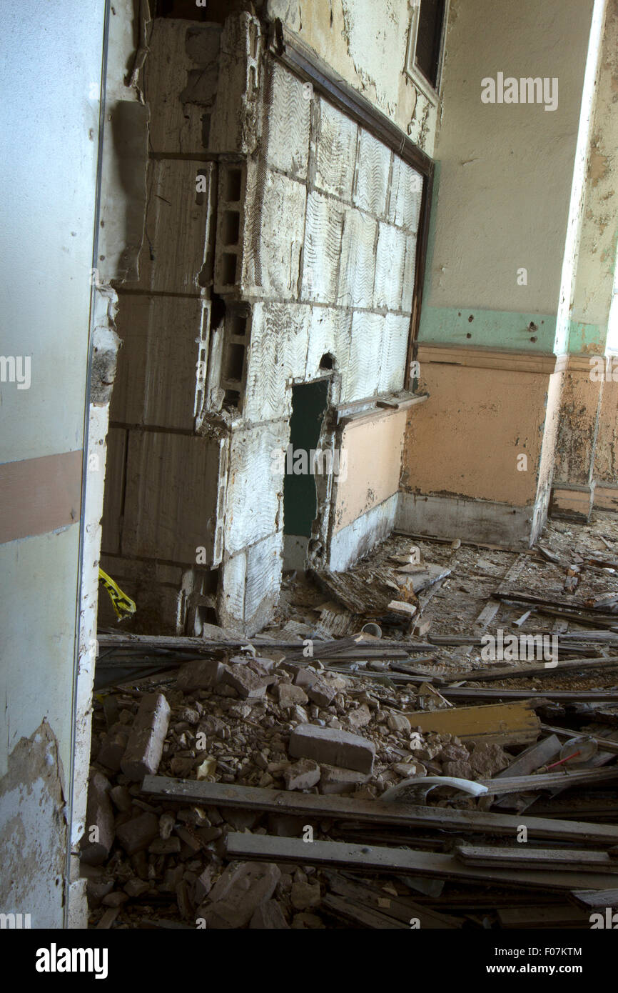 Degrado e declino della scuola camera con detriti. Foto Stock