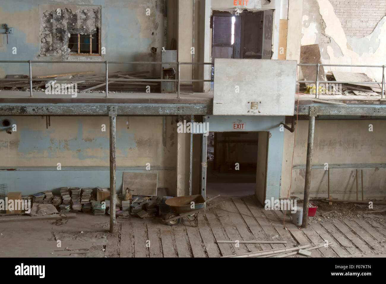 Scuola di decadimento palestra con basket tavola spinale. Foto Stock