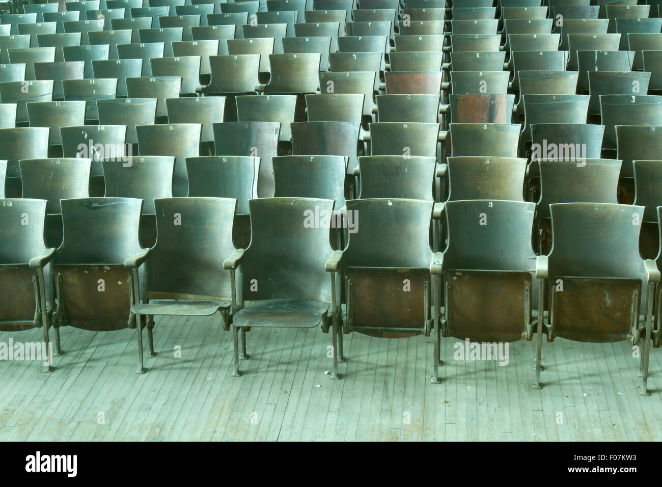 Righe di posti vuoti in old school auditorium. Foto Stock