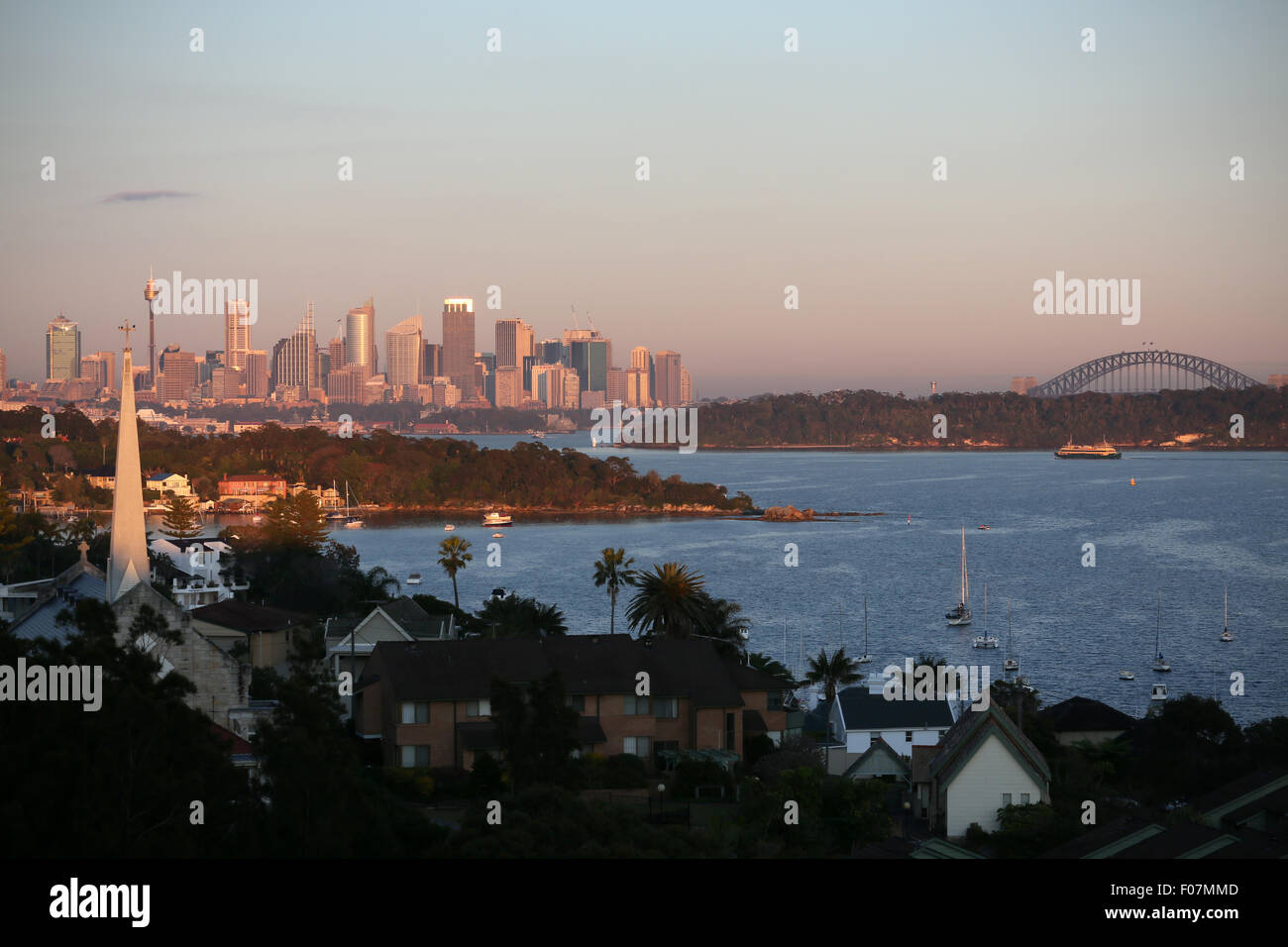 Alba da Watsons Sydney guardando verso dello skyline della città di Sydney e il Sydney Harbour Bridge Foto Stock