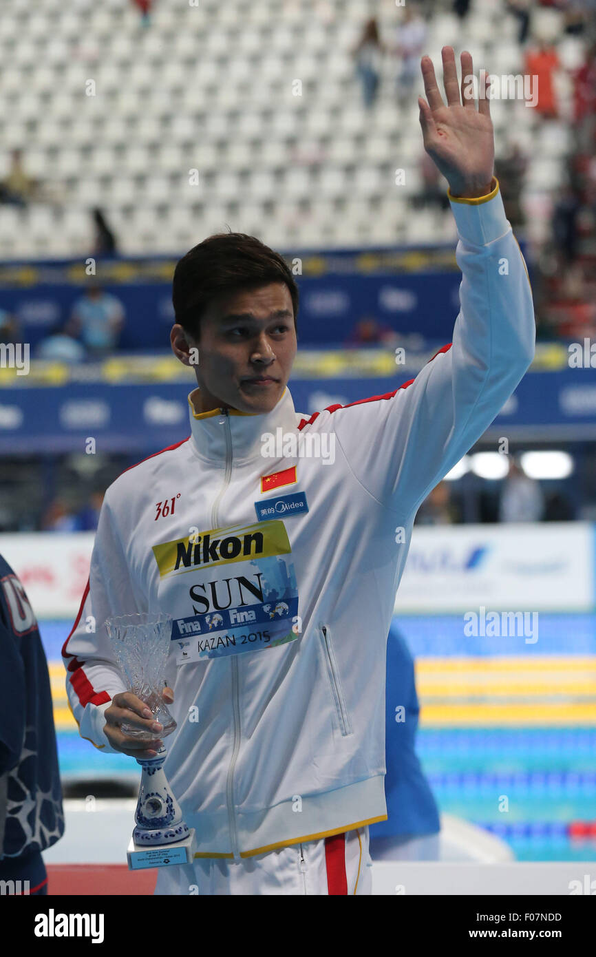 Kazan, Russia. Il 9 agosto, 2015. Della Cina di Sun Yang i gesti per spettatori dopo essere stato premiato come miglior nuotatore del 2015 Campionati del Mondo di nuoto FINA a Kazan, Russia, e il Agosto 9, 2015. © Meng Yongmin/Xinhua/Alamy Live News Foto Stock