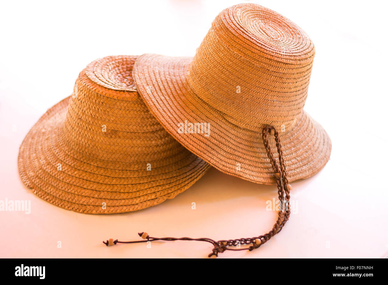 Due di moda di cappelli di paglia isolati su bianco. Foto Stock