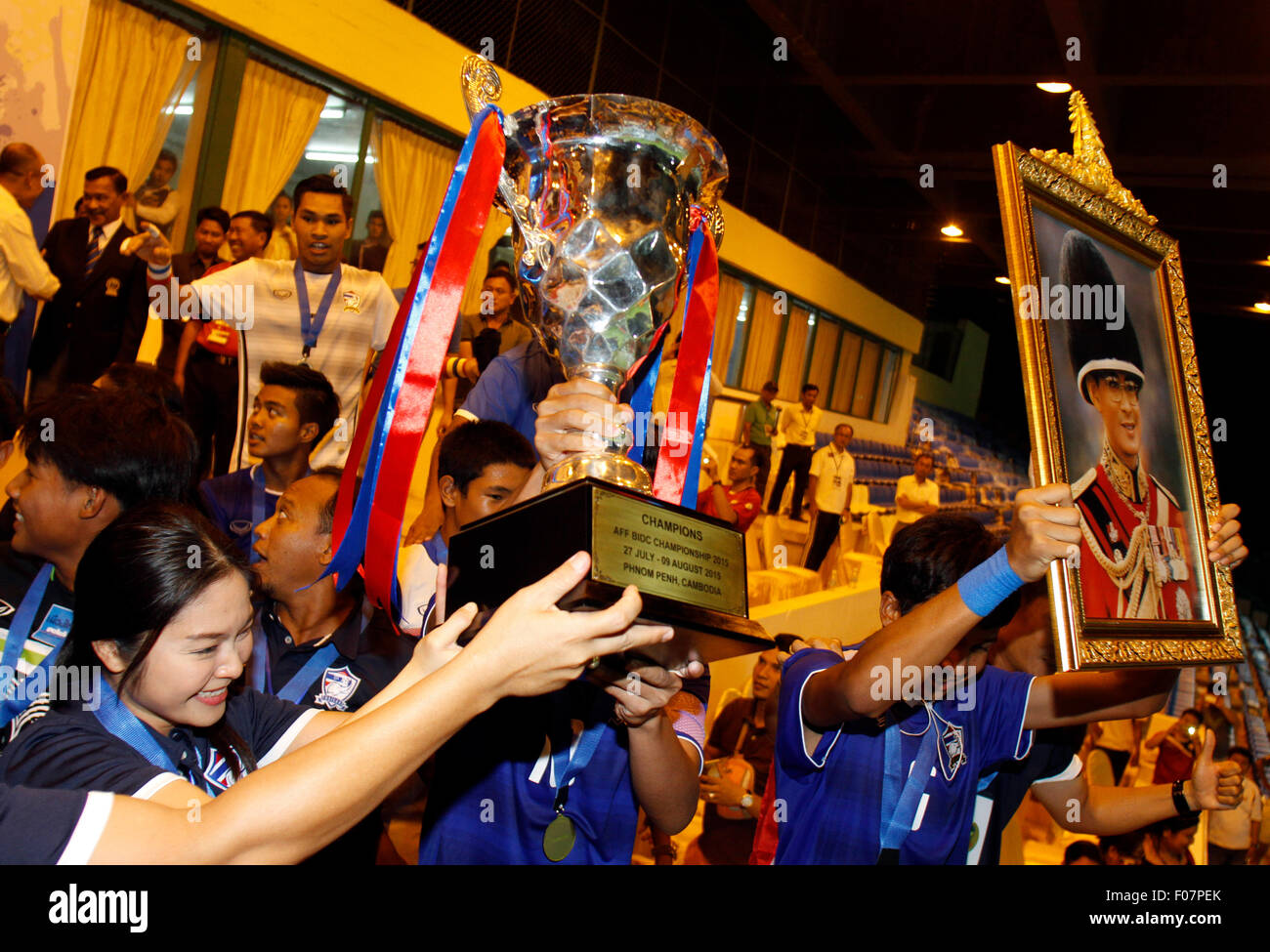 Phnom Penh, Phnom Penh. Il 9 agosto, 2015. I giocatori tailandese celebrare dopo aver vinto la partita finale del Calcio asiatico della Federazione U16 campionato giovanile 2015 contro Myanmar presso lo Stadio Olimpico in cambogiano, capitale di Phnom Penh, e il Agosto 9, 2015. Il Thai sotto-16 squadra di calcio rivendicato asiatica Federazione Calcio dell'U16 campionato giovanile 2015 come hanno battuto il Myanmar 3-0 nella partita finale allo stadio Olimpico nella capitale cambogiana di Phnom Penh domenica notte. © Sovannara/Xinhua/Alamy Live News Foto Stock