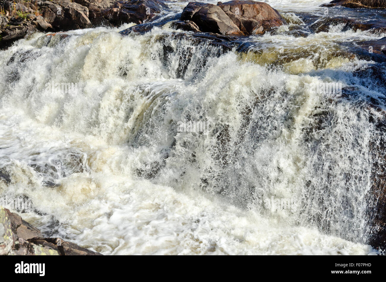 Acqua a cascata su roccia nel Lago Superior parco provinciale, Canada Foto Stock