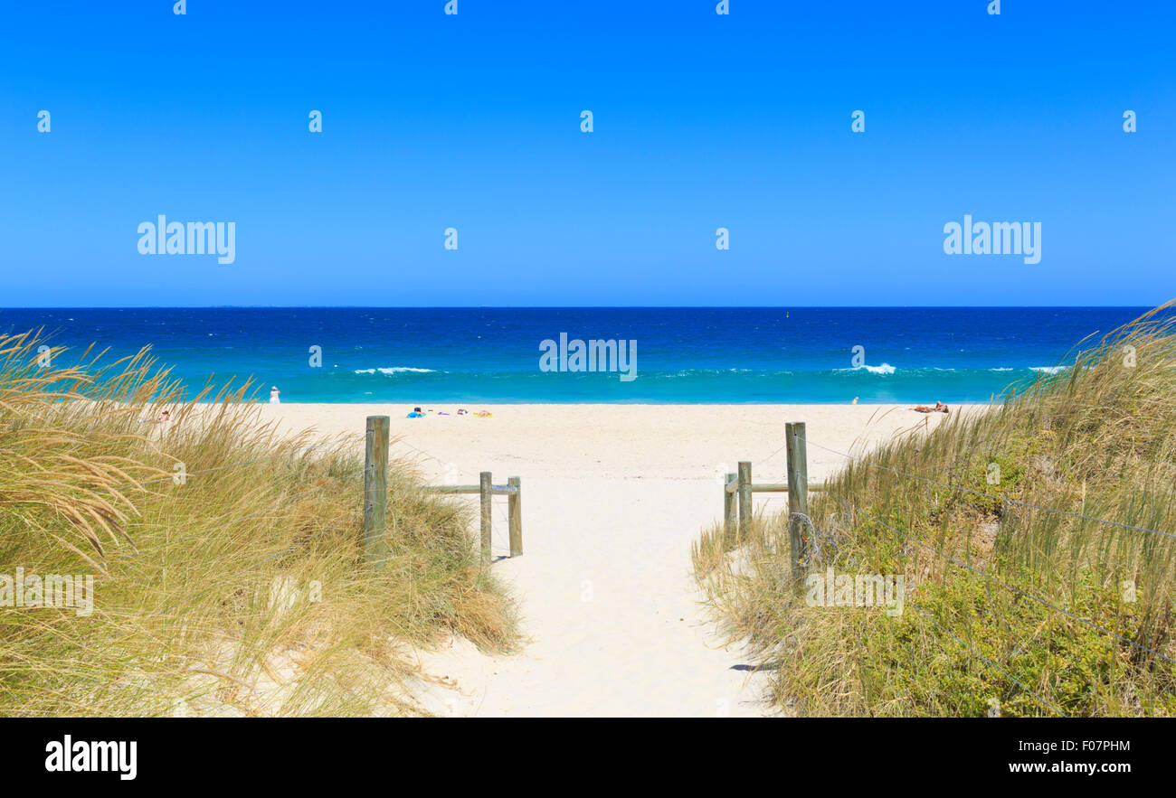 Una pista di sabbia che conduce a Cottesloe Beach Foto Stock