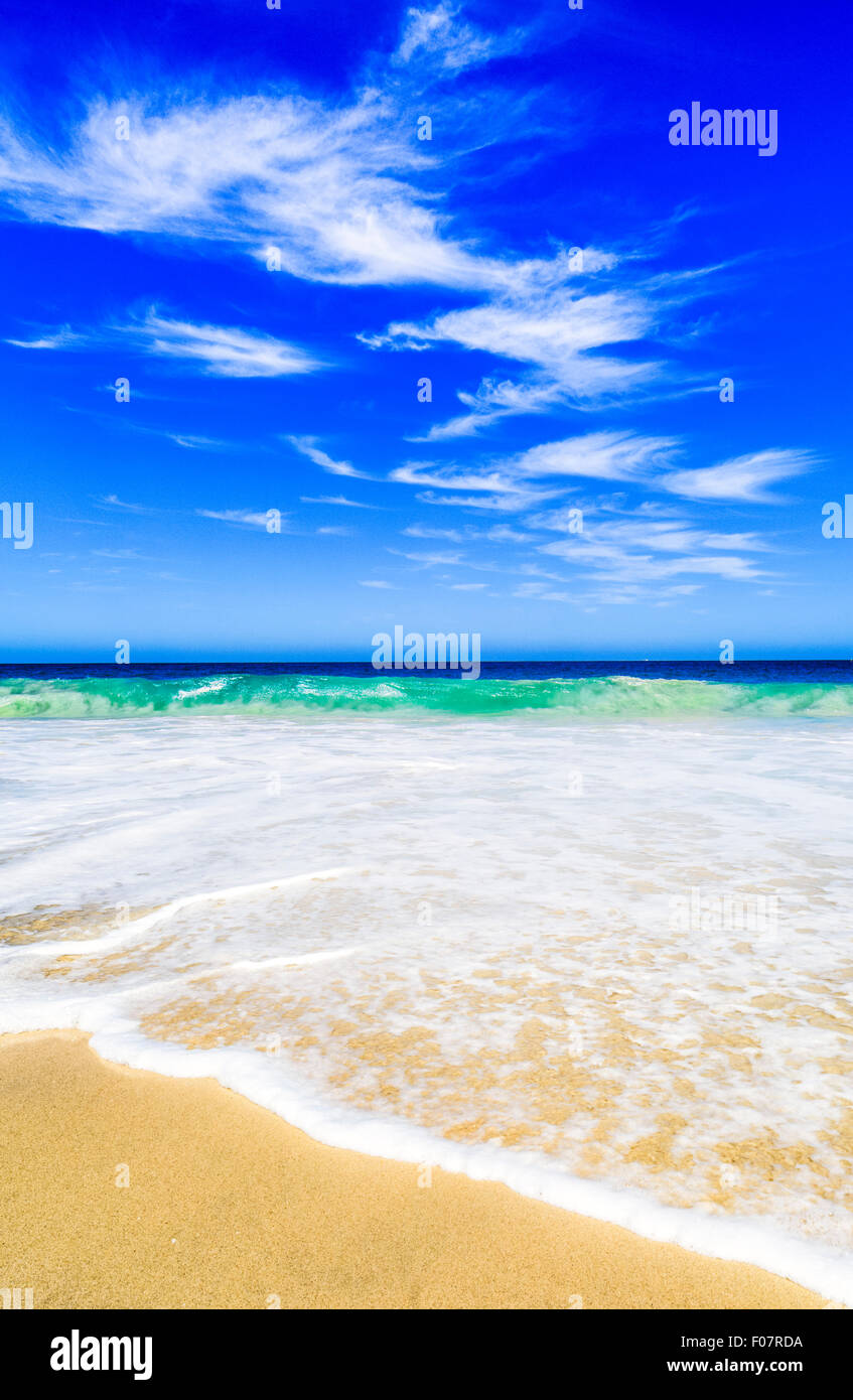 Una rottura d'onda sulle rive del City Beach, Perth, Australia occidentale, Australia Foto Stock