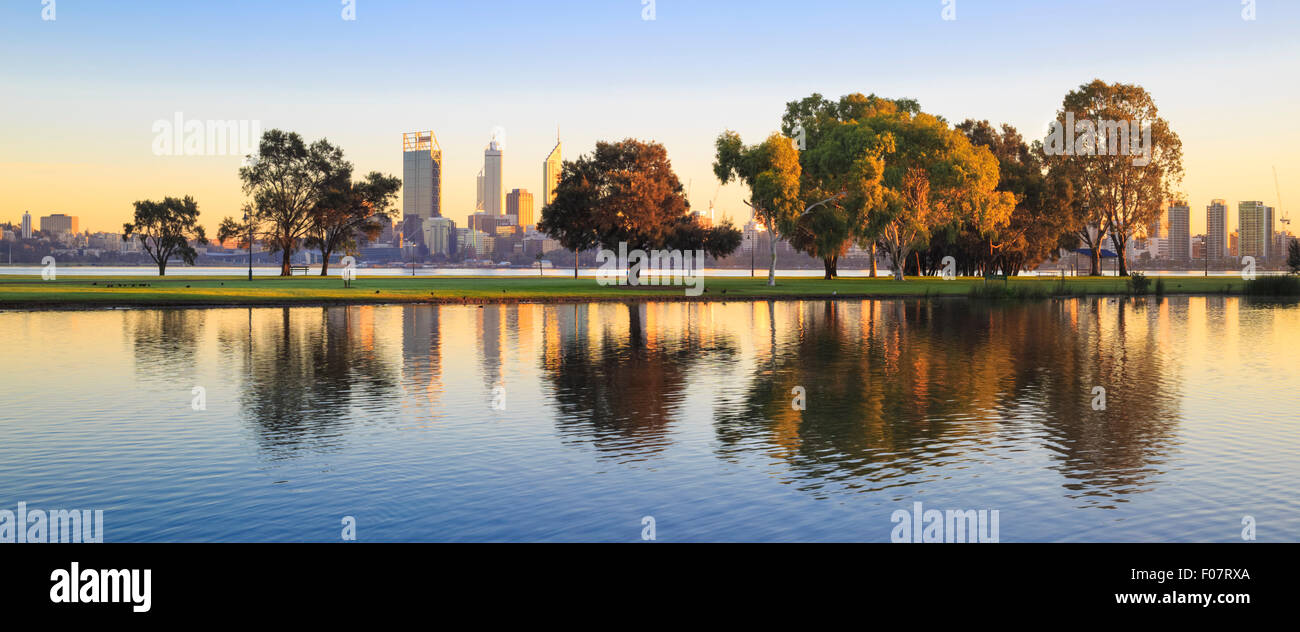 La città di Perth si riflette nel lago a Sir James Mitchell Park nel sud di Perth Foto Stock