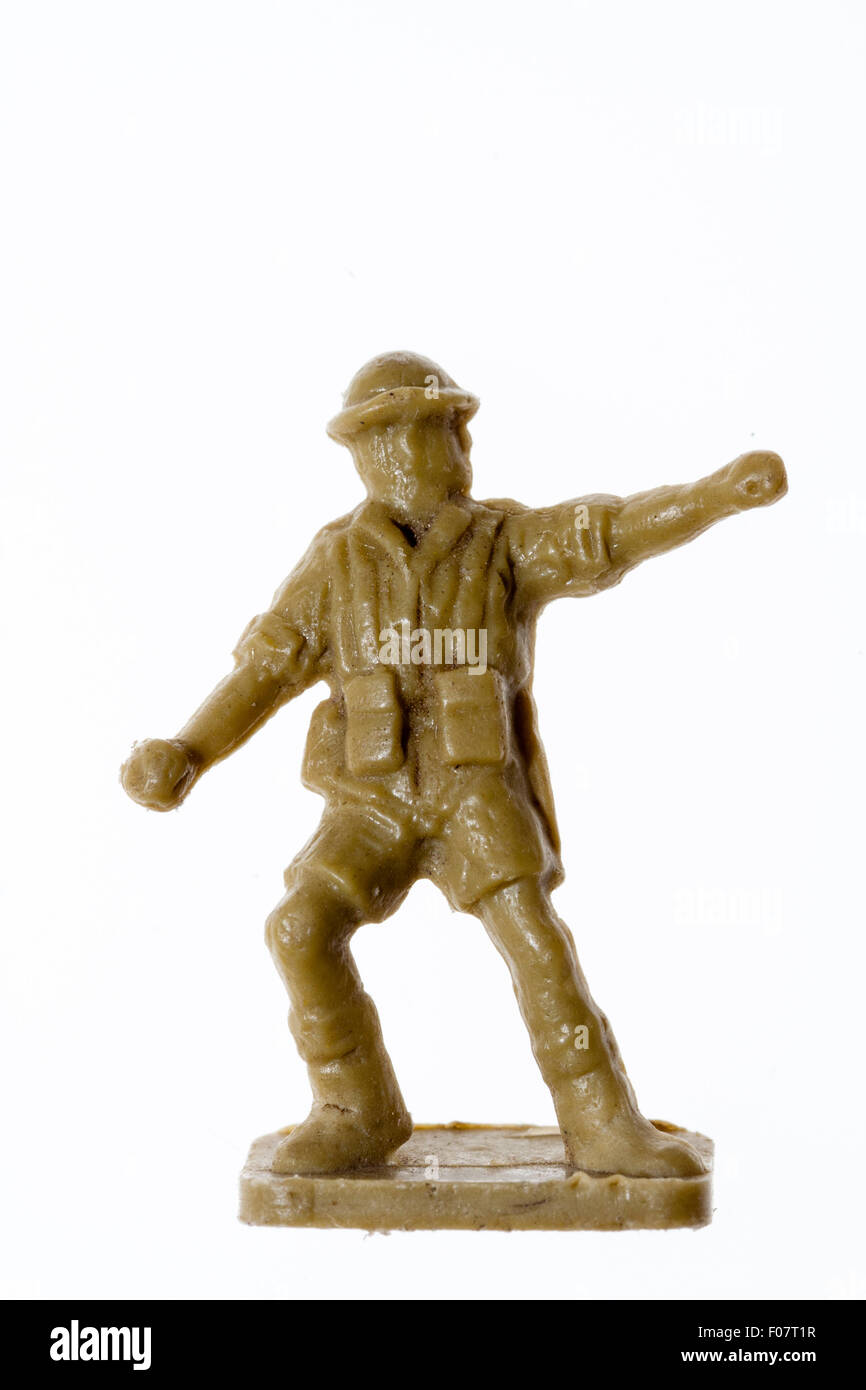 Airfix HO/OO plastica giocattolo modello figura di soldato. La Seconda Guerra Mondiale 8 soldato dell'esercito in piedi gettare granate, contro sfondo bianco. Foto Stock