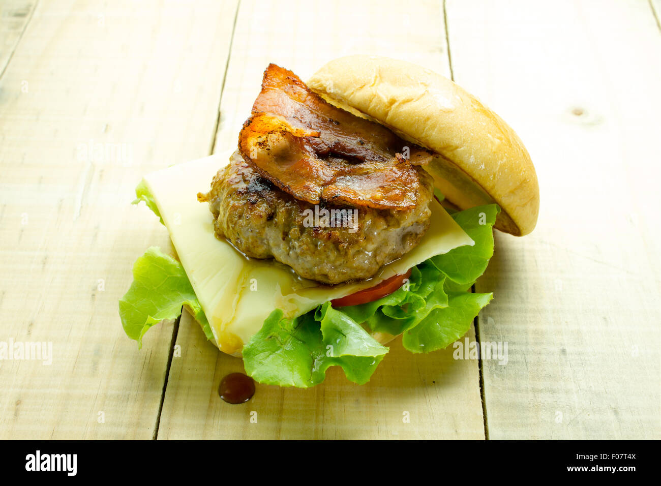 Junk food yummy hamberger carne sul tavolo di legno Foto Stock