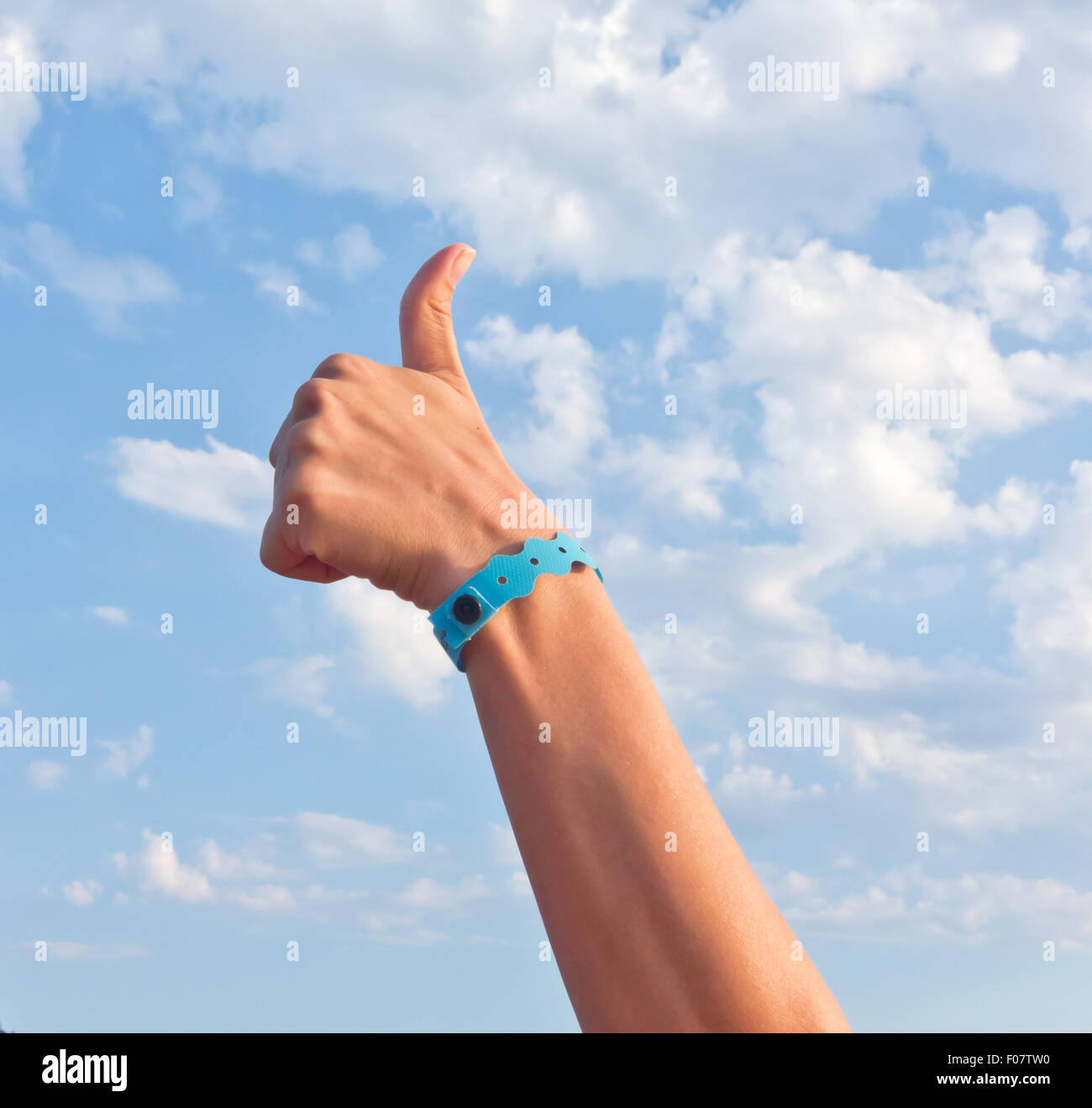 Mano con la formula all inclusive bracciale su sky Foto stock - Alamy