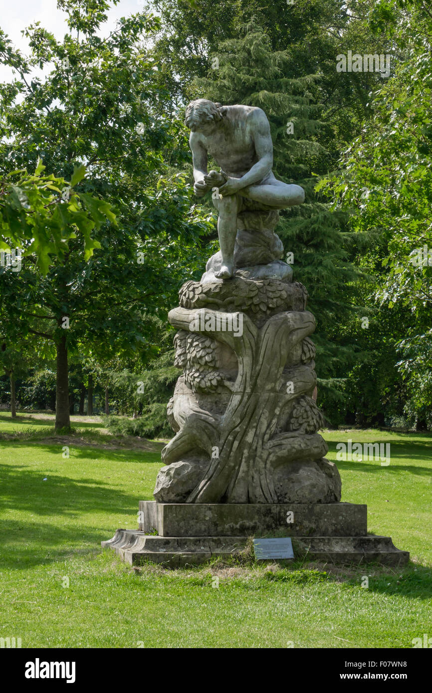 Grado 2 elencati di portare la statua e il piedistallo di pietra arenaria di Spinario Castle Howard nello Yorkshire del Nord Foto Stock