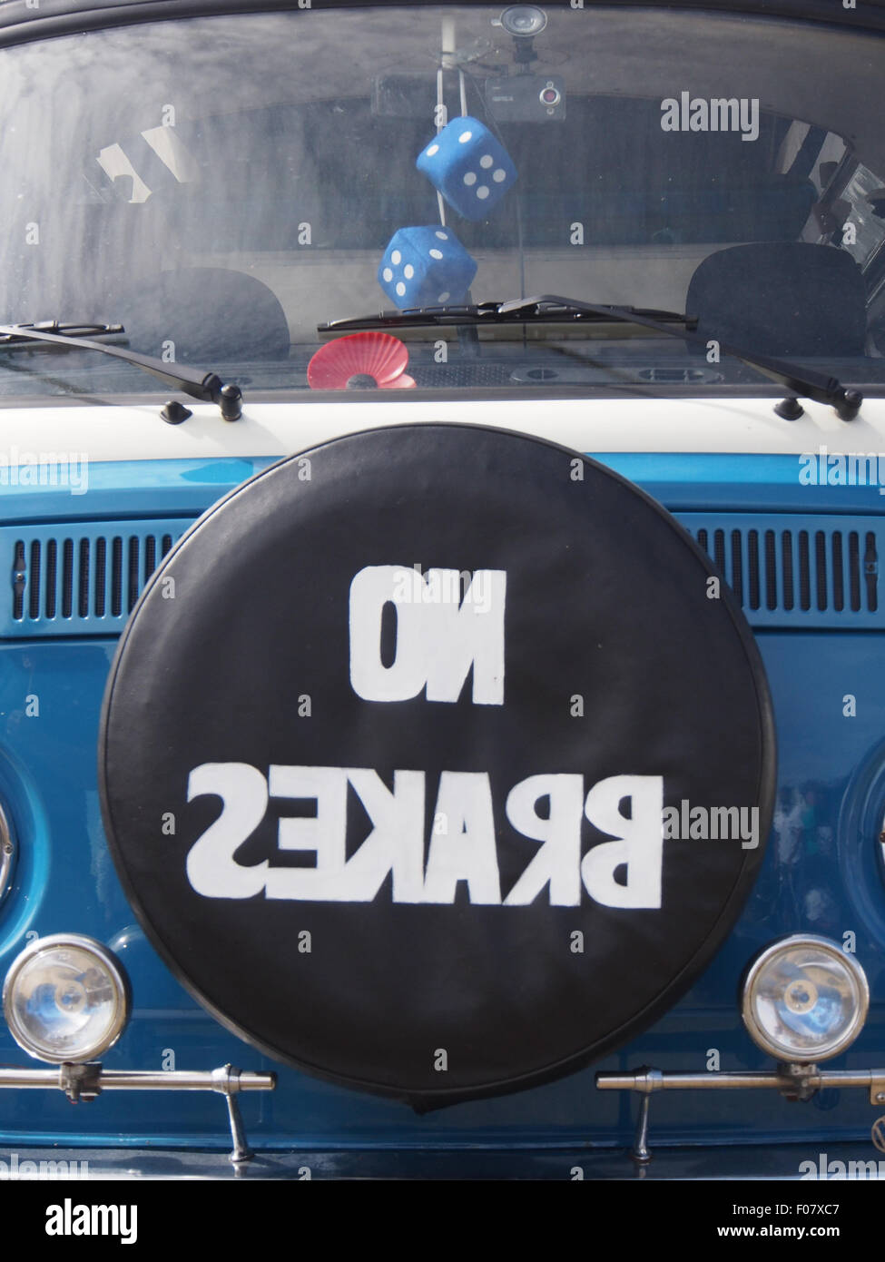 La parte anteriore di un Classico Volkswagen camper van con un segno sulla ruota di scorta affermando che "nessun freno" in retromarcia Foto Stock