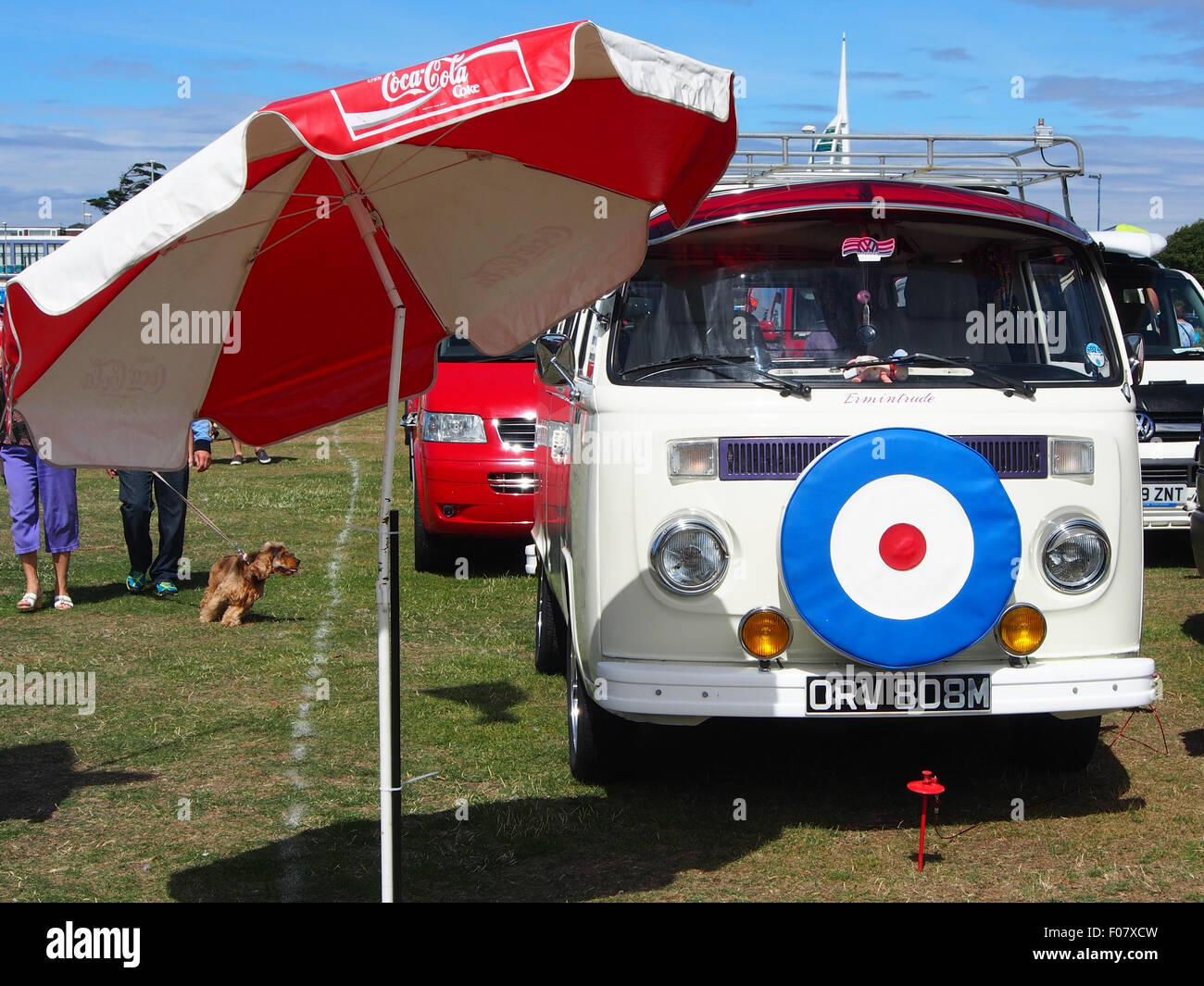Un classico camper con una ruota di scorta sulla parte anteriore coperto da  un roundel Foto stock - Alamy