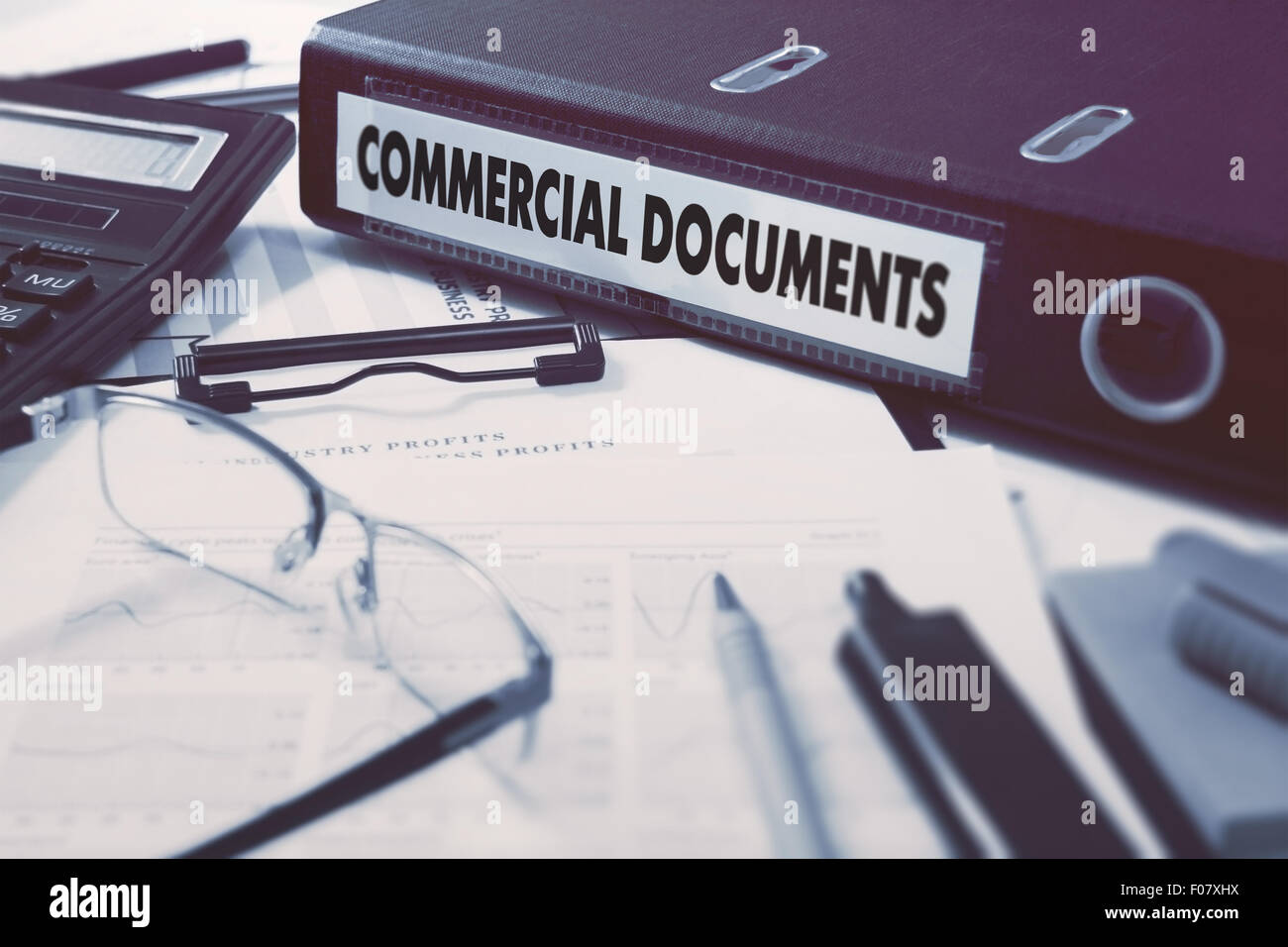 Documenti commerciali sul Ring Binder. Blured, tonica immagine. Foto Stock