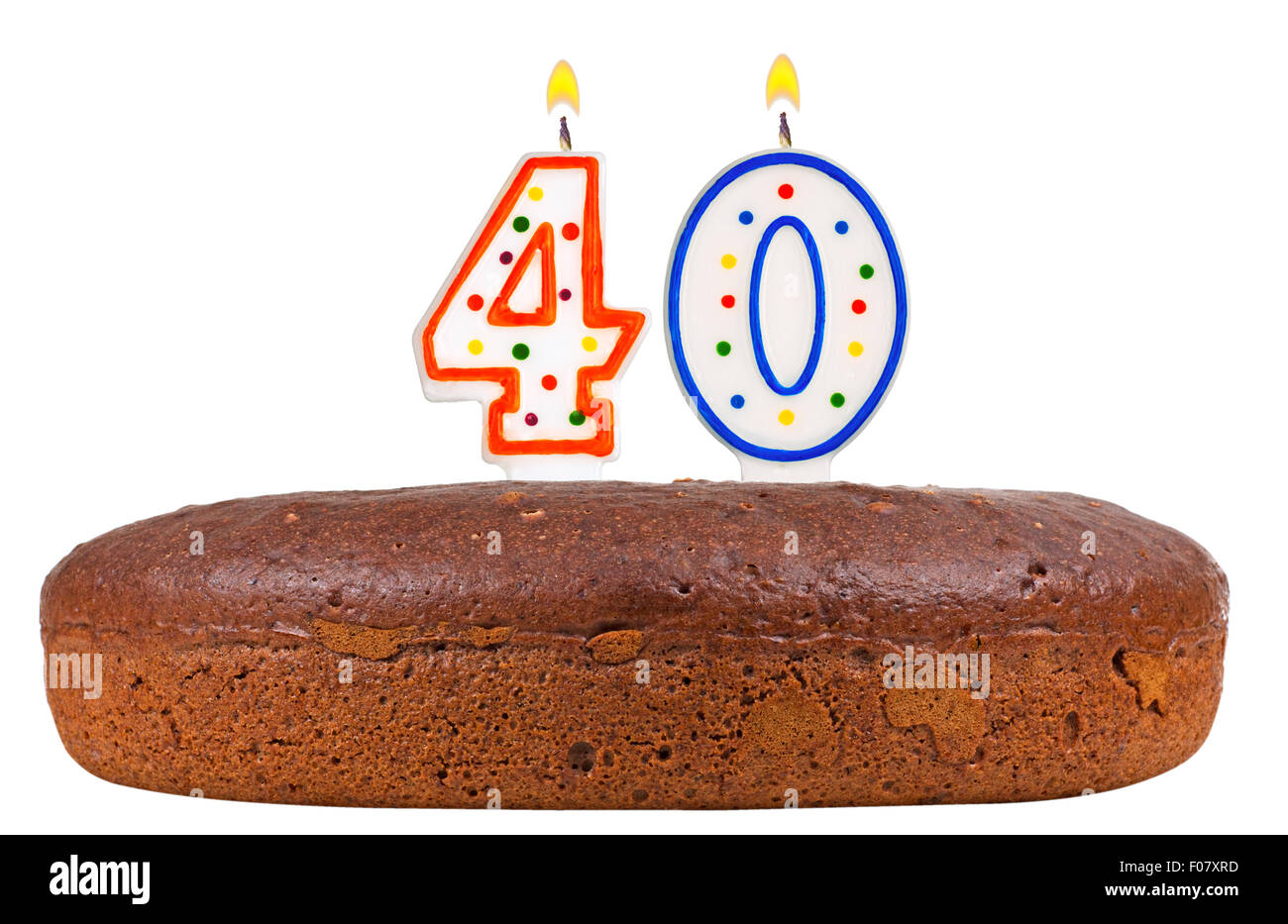 Torta di compleanno con candele numero quaranta isolati su sfondo bianco Foto Stock