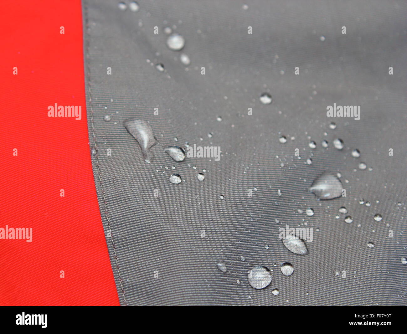 Dettaglio di impermeabile camicia outdoor - è possibile vedere le gocce di liquido sul materiale idrorepellente Foto Stock