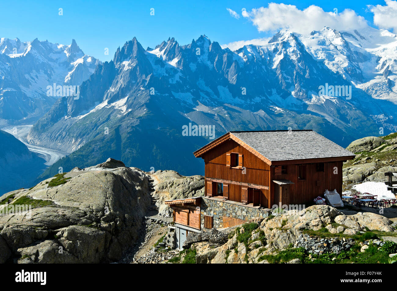 Rifugio rifugio du Lac Blanc, vista verso il ghiacciaio Mer de Glac e il massiccio del Monte Bianco, Chamonix, Alpi Savoie, Francia Foto Stock