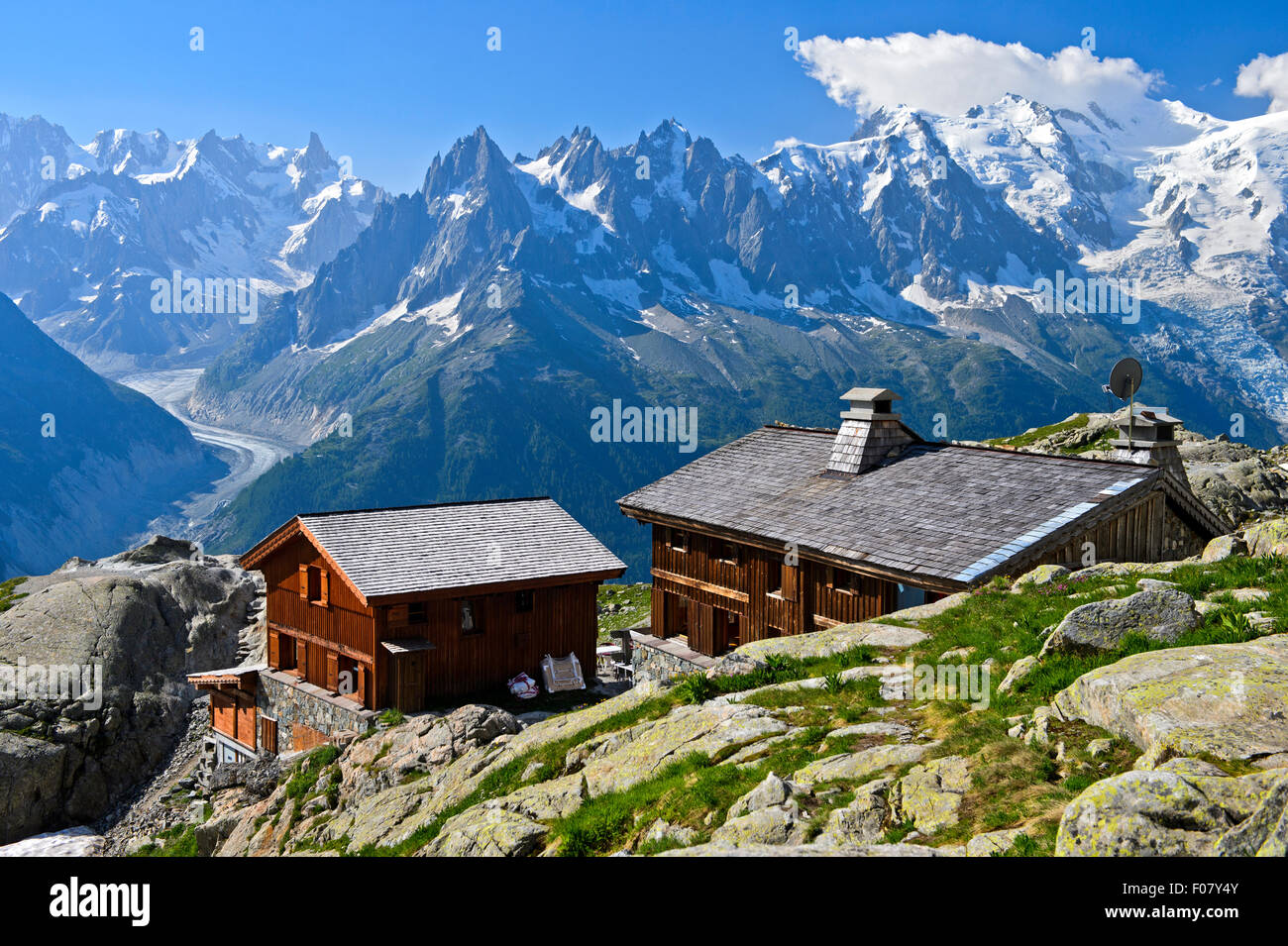 Rifugio rifugio du Lac Blanc, vista verso il ghiacciaio Mer de Glac e il massiccio del Monte Bianco, Chamonix, Alpi Savoie, Francia Foto Stock