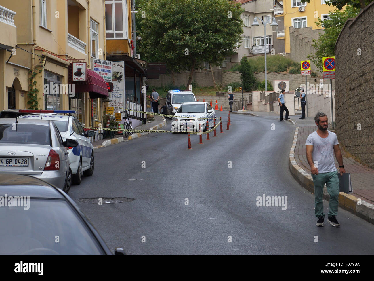 Istanbul, Turchia. 10 Ago, 2015. Poliziotti a mantenere l ordine intorno al Consolato Americano edificio ad Istanbul in Turchia, il 10 agosto, 2015. Due attaccanti aprirono il fuoco contro il consolato degli Stati Uniti. edificio in Istanbul il lunedì e sono fuggiti quando la polizia ha sparato indietro, emittente televisiva CNN Turk ha detto. Credito: Cihan/Xinhua/Alamy Live News Foto Stock