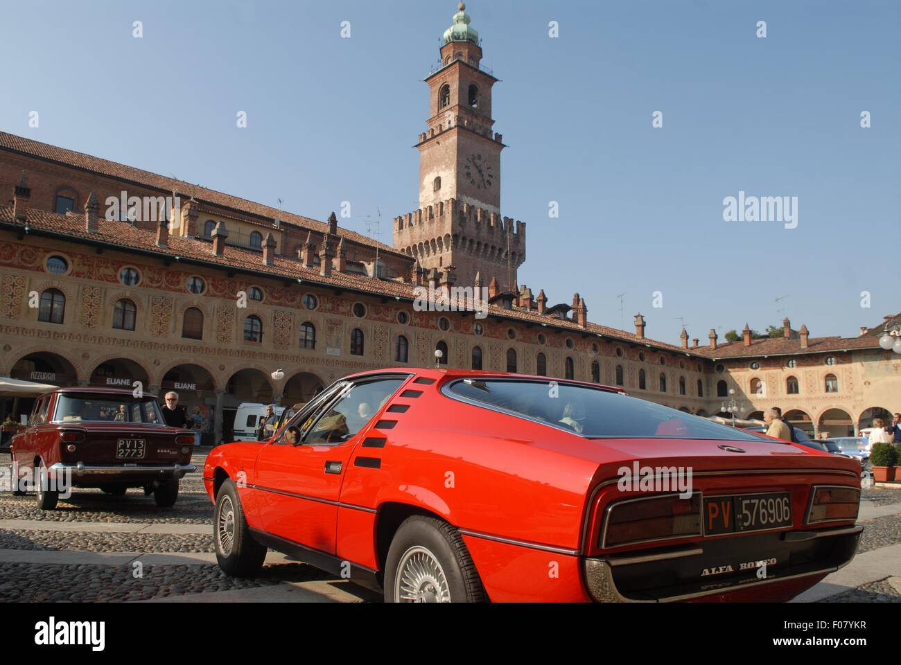 Vigevano (Lombardia, Italia), raduno di auto d'epoca in Piazza Ducale Foto Stock
