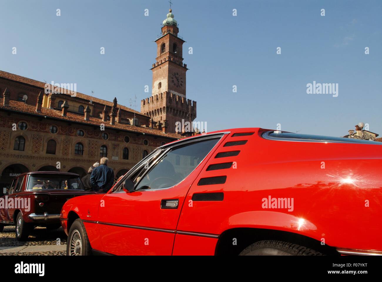 Vigevano (Lombardia, Italia), raduno di auto d'epoca in Piazza Ducale Foto Stock
