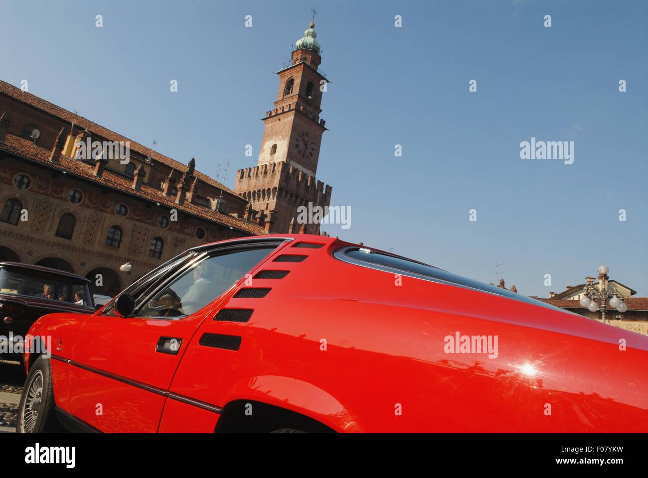 Vigevano (Lombardia, Italia), raduno di auto d'epoca in Piazza Ducale Foto Stock