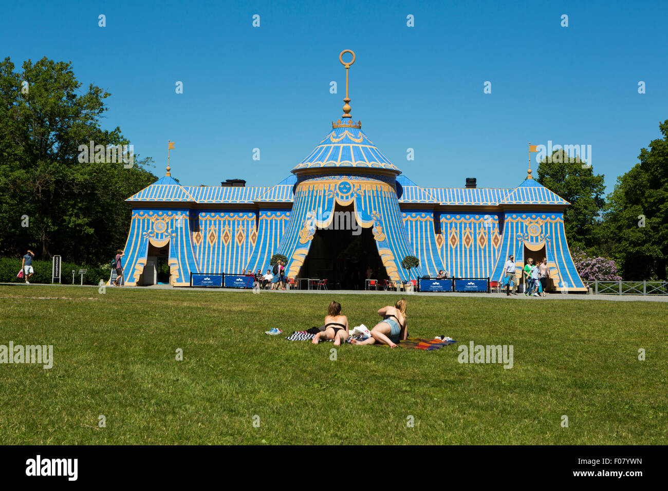 La gente a prendere il sole presso la tenda di rame a Haga Park. Foto Stock