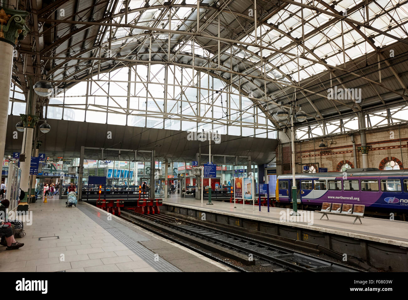 Le piattaforme presso la stazione ferroviaria di Piccadilly a Manchester REGNO UNITO Foto Stock