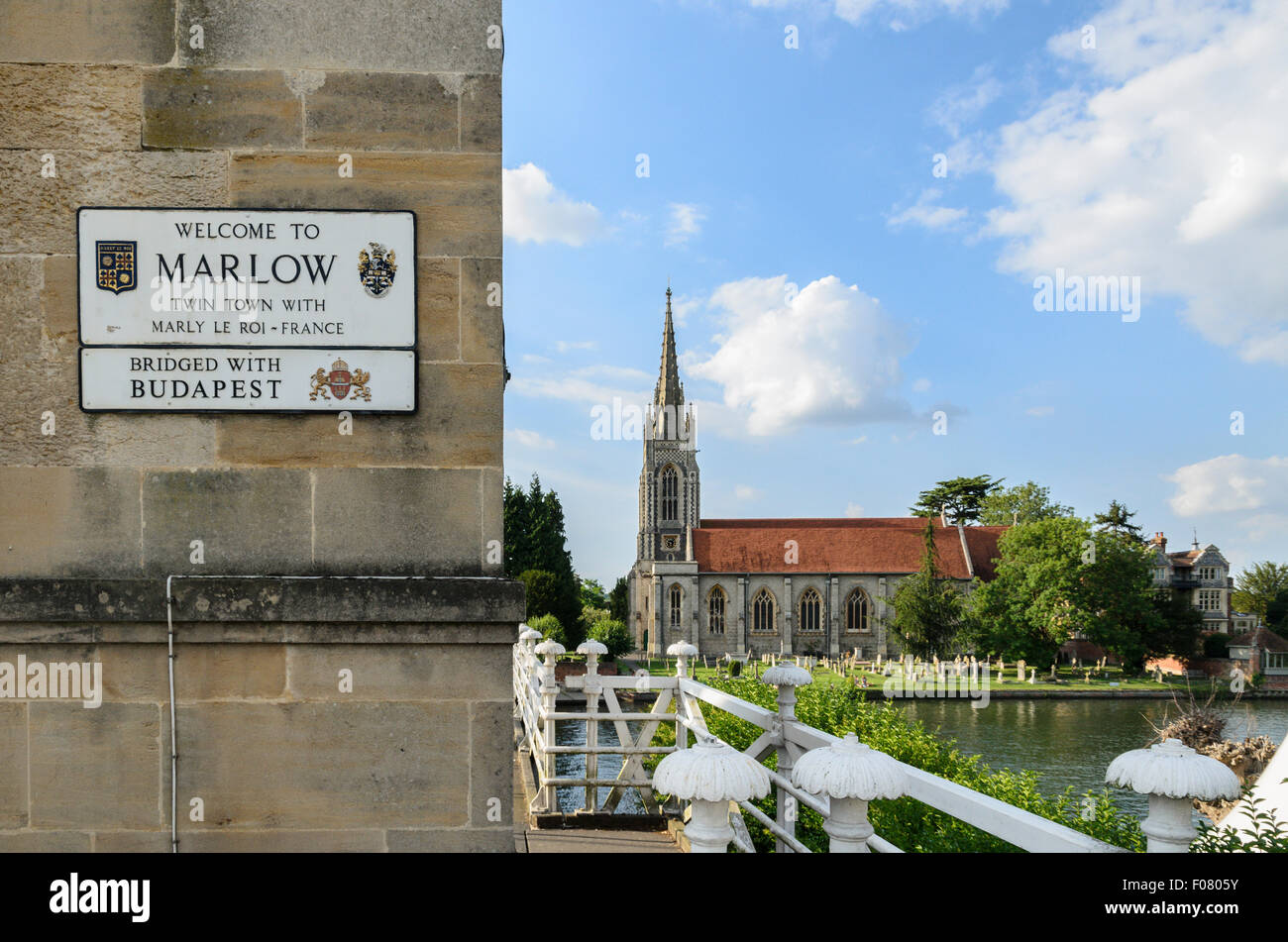 Il Ponte sul Fiume Tamigi a Marlow e Chiesa di Tutti i Santi, Marlow,Buckinghamshire, Inghilterra, Regno Unito. Foto Stock