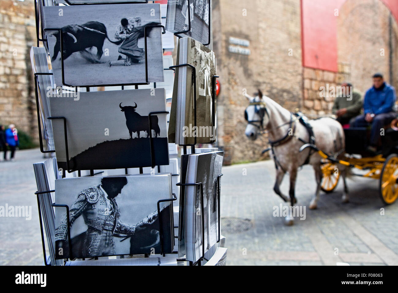 Cartoline e carrello a Miguel Mañara street.Il quartiere di Santa Cruz. Siviglia. Spagna Foto Stock