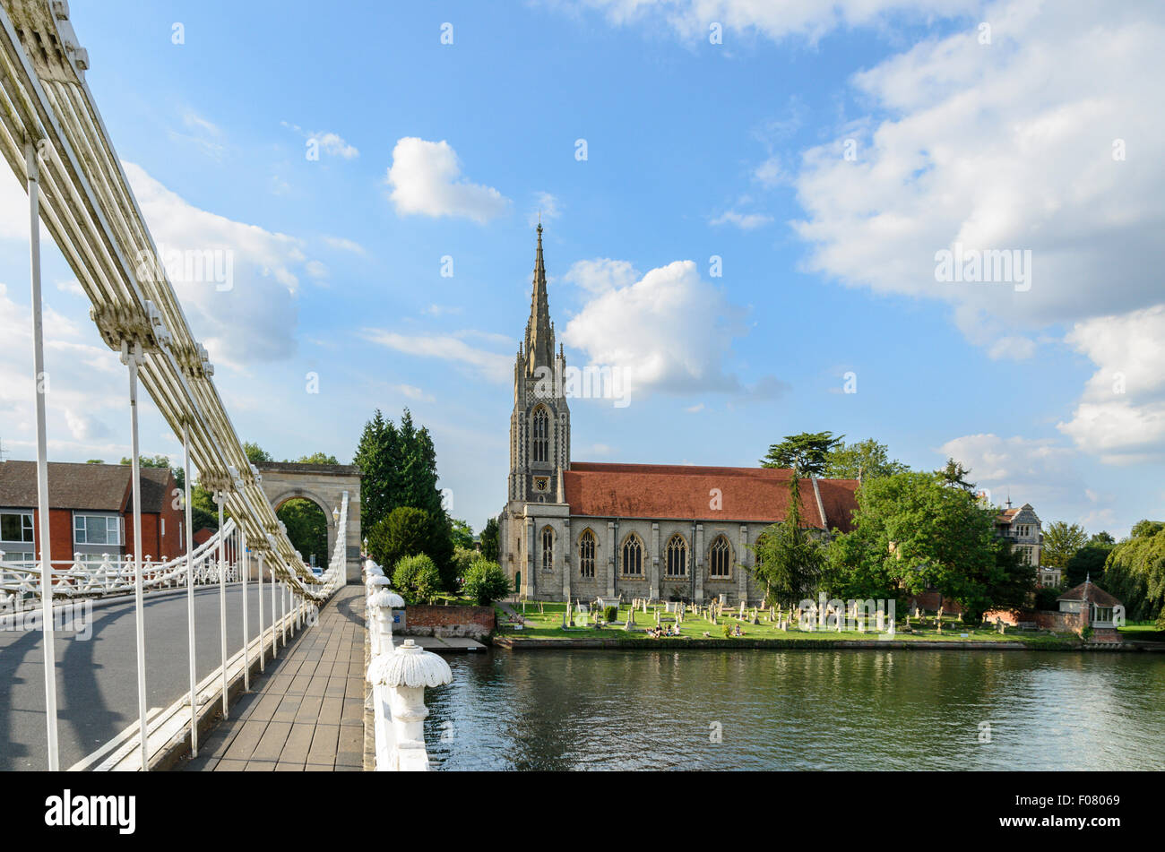 Il Ponte sul Fiume Tamigi a Marlow e Chiesa di Tutti i Santi, Marlow,Buckinghamshire, Inghilterra, Regno Unito. Foto Stock