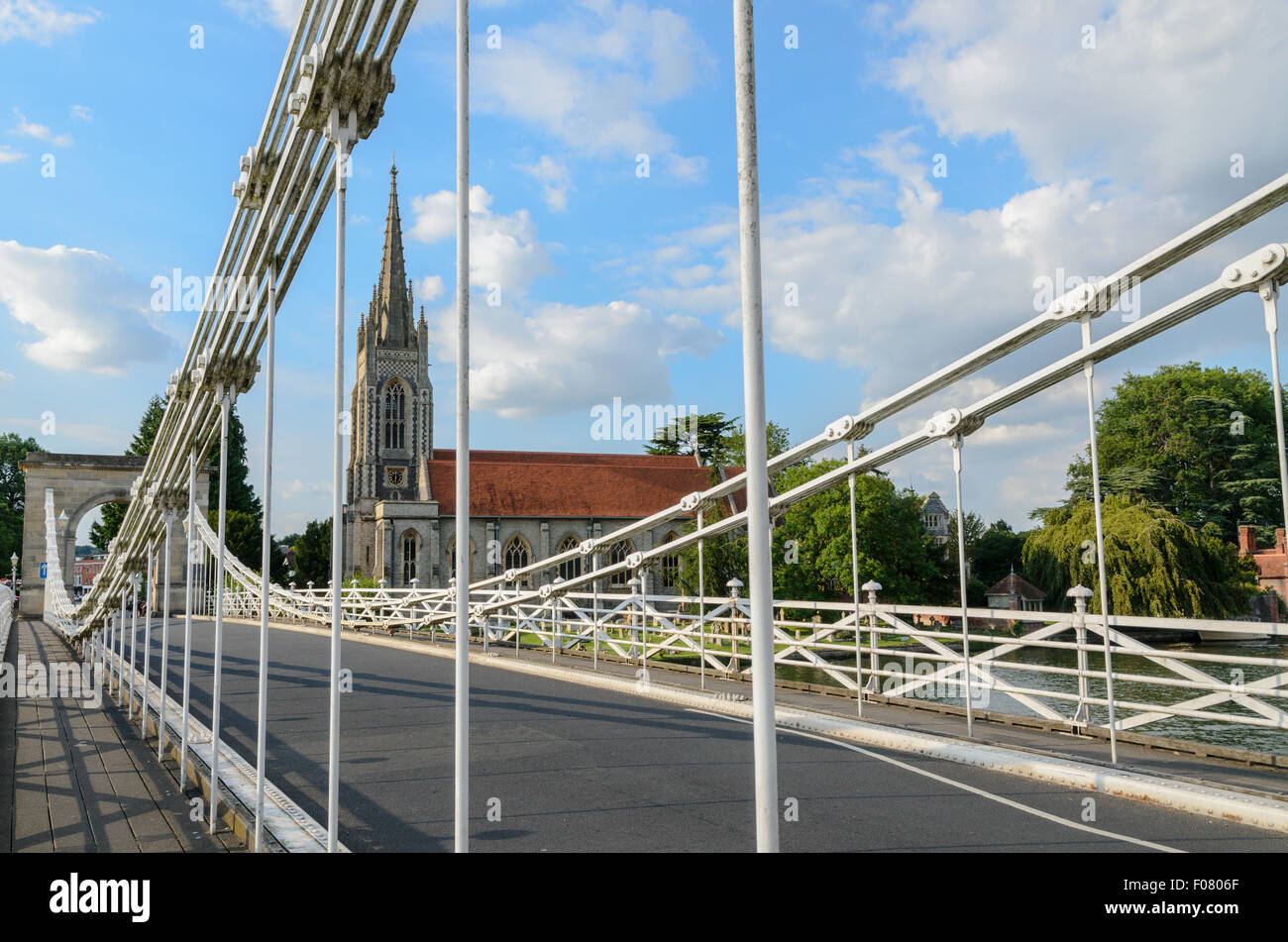 Il Ponte sul Fiume Tamigi a Marlow e Chiesa di Tutti i Santi, Marlow,Buckinghamshire, Inghilterra, Regno Unito. Foto Stock