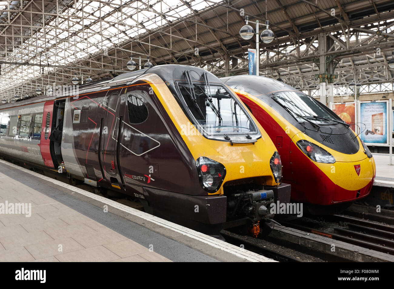 Cross country e Virgin Trains a piattaforme in stazione dei treni di Piccadilly Manchester REGNO UNITO Foto Stock