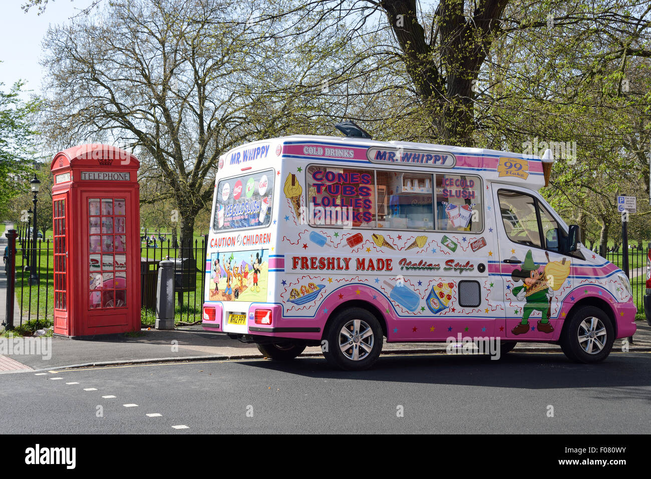 'Mr Whippy' ice cream van al di fuori di Primrose Hill, London Borough of Camden, London, England, Regno Unito Foto Stock 'Mr Whippy' ice cream van al di fuori di Primrose Hill, London Borough of Camden, London, England, Regno Unito Foto Stock