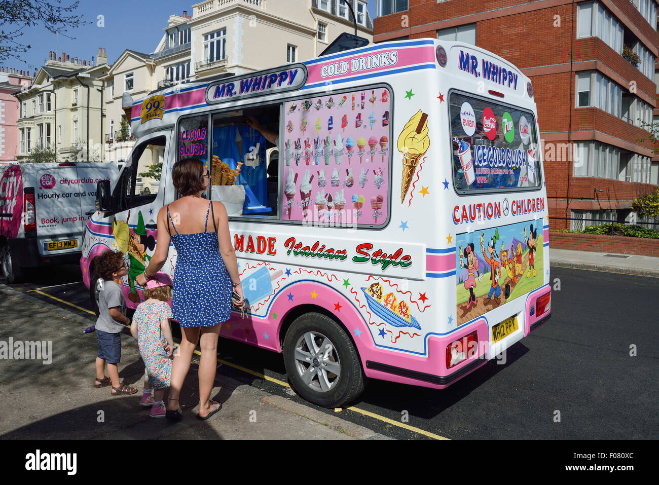 "Mr Whippy", furgone per gelati fuori da Primrose Hill, London Borough of Camden, Greater London, England, Regno Unito Foto Stock "Mr Whippy", furgone per gelati fuori da Primrose Hill, London Borough of Camden, Greater London, England, Regno Unito Foto Stock